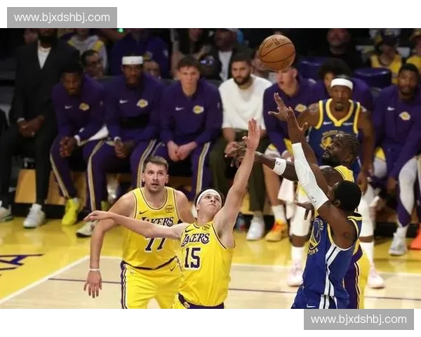 勇士队与雷霆队激战正酣，库里对决东契奇争夺胜利荣耀