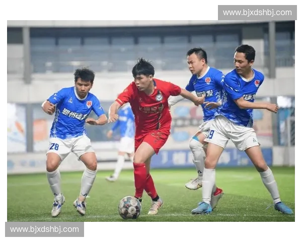 闵行足球联赛激战正酣 各队精英集结争夺年度冠军荣耀